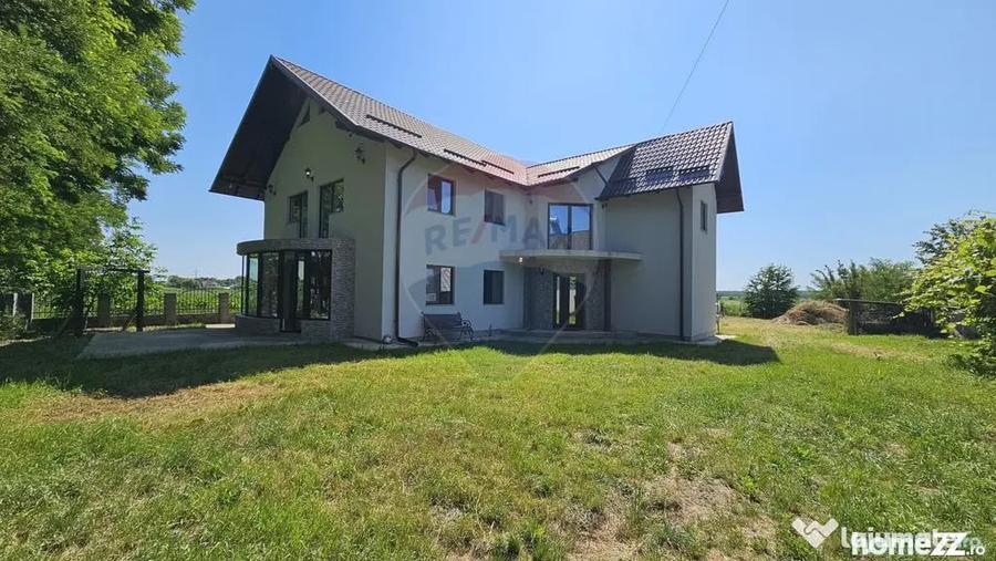 Casă cu 6 camere cu Teren 3600 Mp în Hănțești