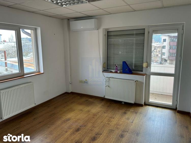 Casă cu 10 camere cu Canalizare în Crângași