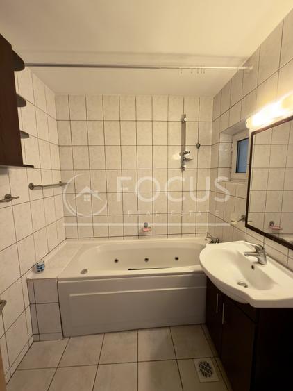 Apartament cu 3 camere semidecomandat, mobilat în Tei