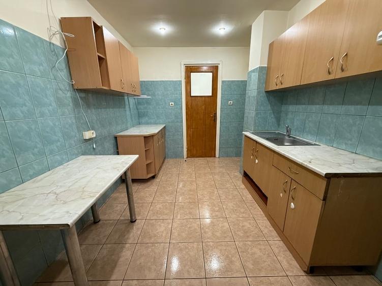 Apartament cu 4 camere semidecomandat în Colentina