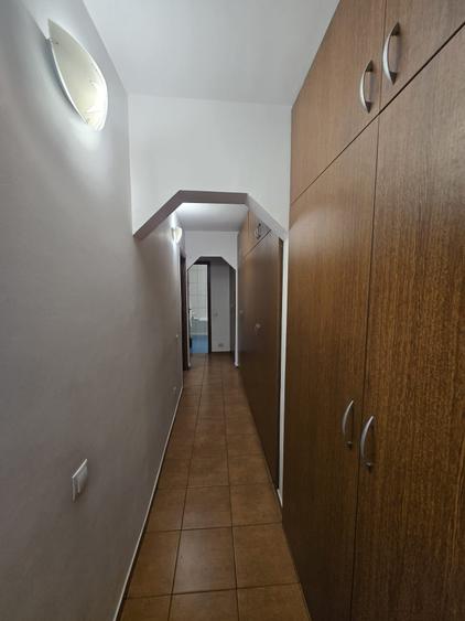 Apartament cu 3 camere decomandat în Rovine