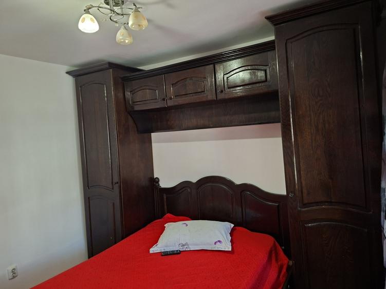 Apartament cu 3 camere decomandat în Racova