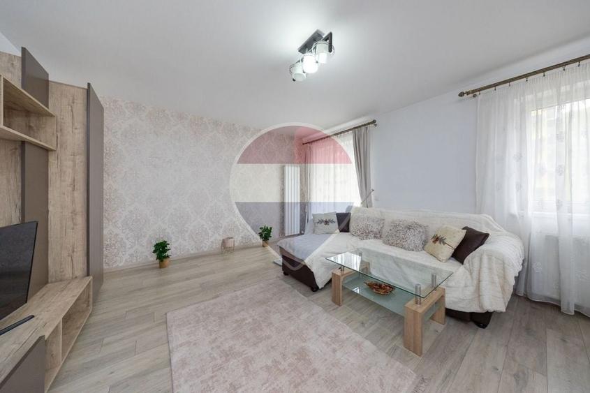 Apartament cu 2 camere decomandat în Tractorul