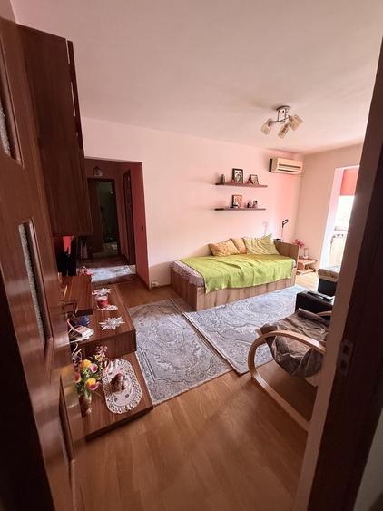 Apartament cu 3 camere semidecomandat în Km 4