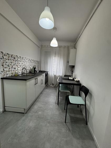 Apartament cu 3 camere decomandat, mobilat în Central