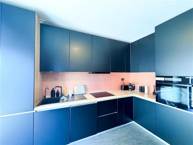 Apartament cu 4 camere decomandat în Tei