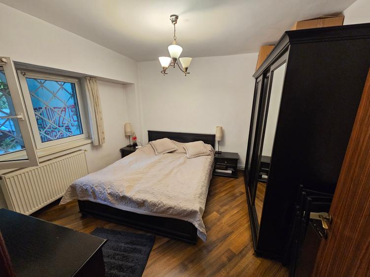 Apartament cu 3 camere semidecomandat în Drumul Sării
