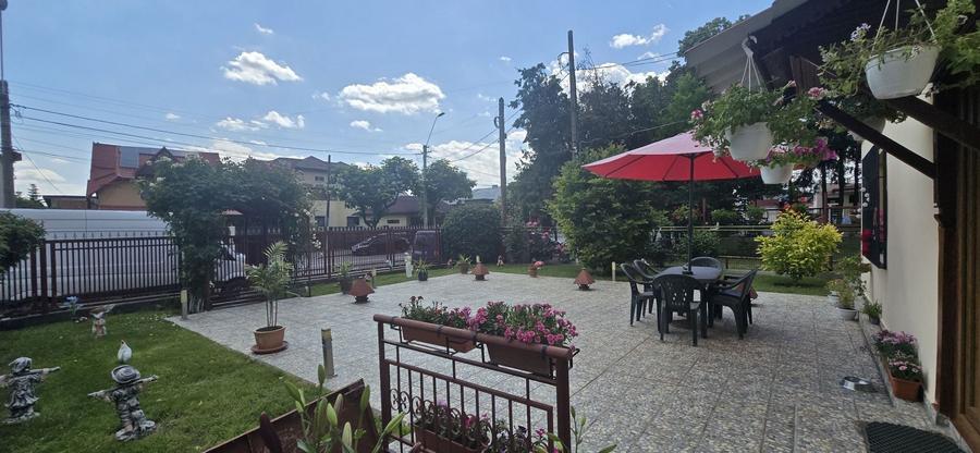 Casă individuală cu 9 camere cu Canalizare în Cetate