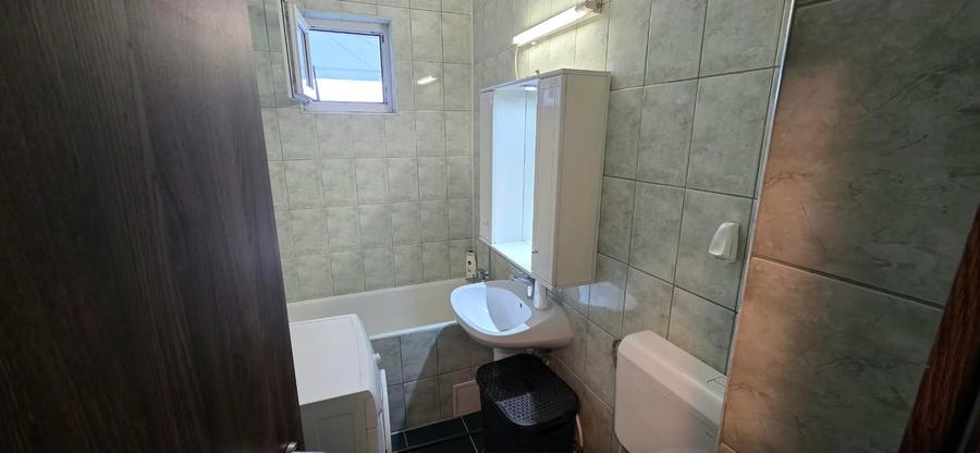 Apartament cu 3 camere semidecomandat în Dristor