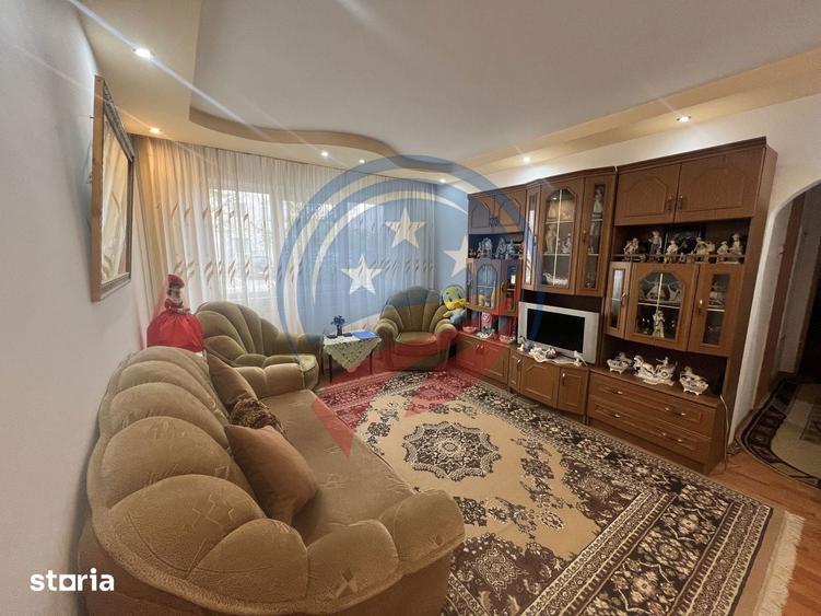Apartament cu 3 camere semidecomandat în Craiovița Nouă