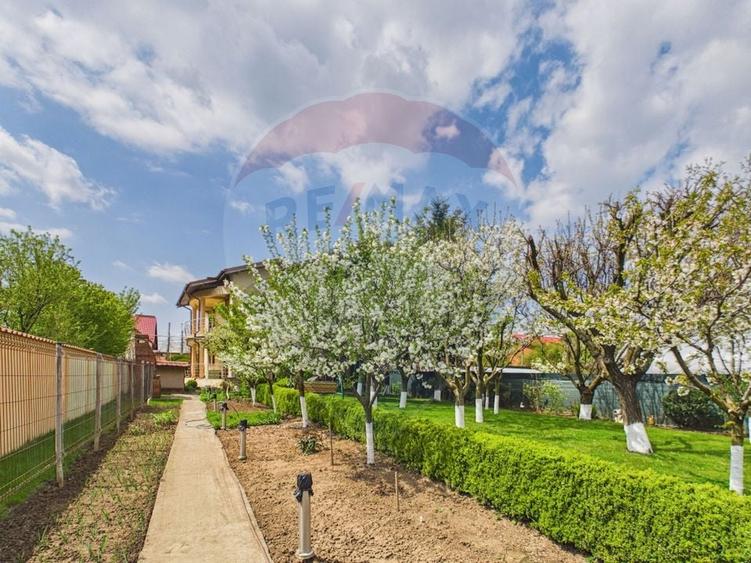 Casă cu 6 camere cu Teren 1226 Mp în Central