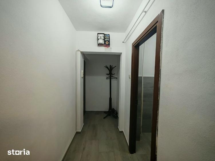 Apartament cu 3 camere semidecomandat în Craiovița Nouă