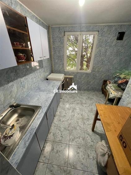 Apartament cu 3 camere semidecomandat în Apărătorii Patriei