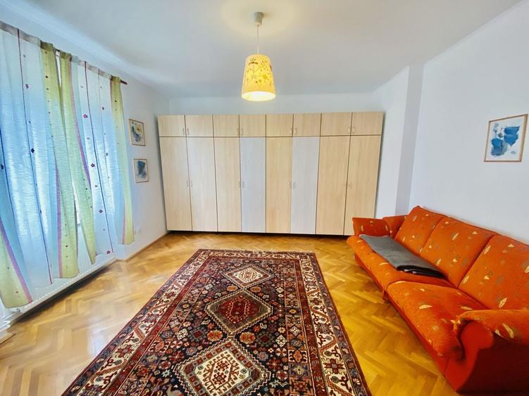 Apartament cu 4 camere în Sub Arini