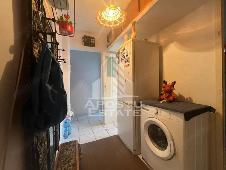 Apartament cu 3 camere semidecomandat, mobilat în Dâmbovița