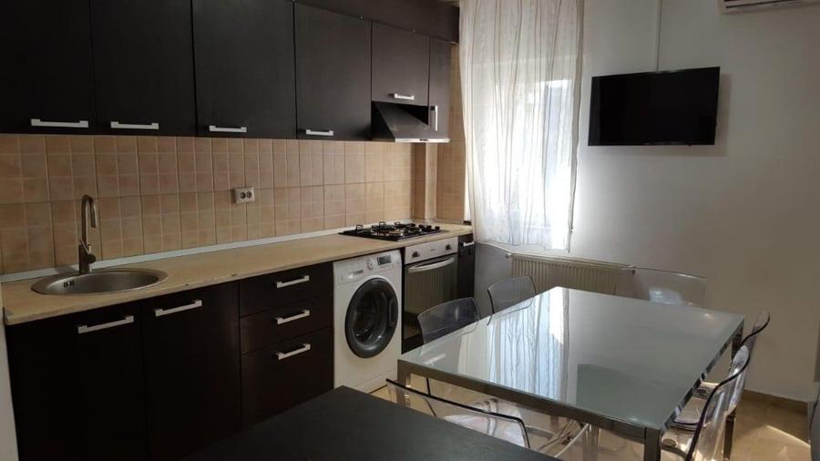 Apartament cu 3 camere decomandat în Vitan