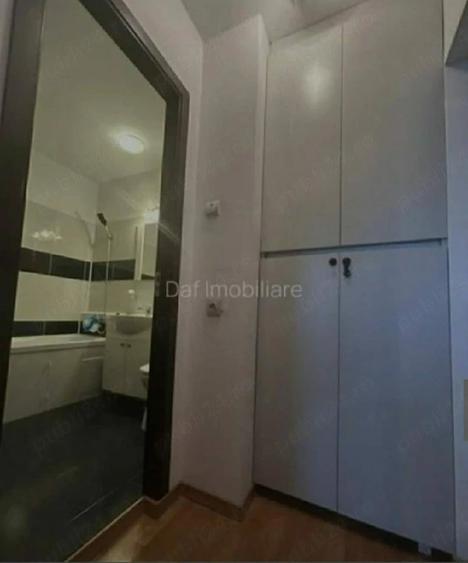 Apartament cu 3 camere semidecomandat în Berceni