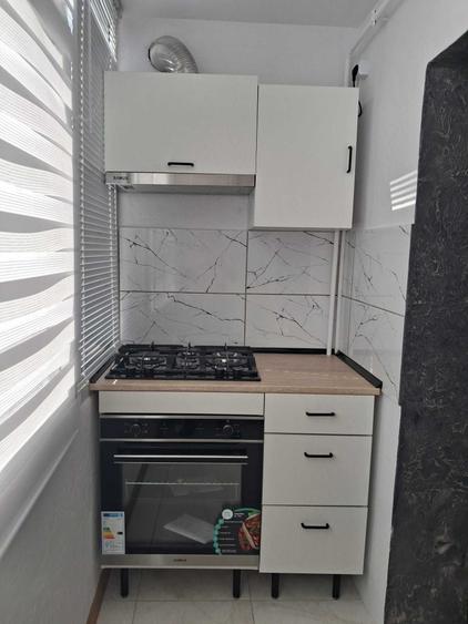 Apartament cu 3 camere semidecomandat în Craiovița Nouă