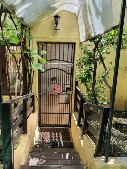 Casă cu 5 camere cu Canalizare în Central
