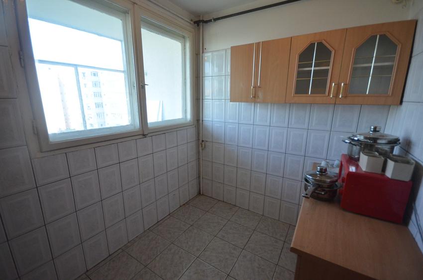 Apartament cu 3 camere semidecomandat în P-ța Muncii