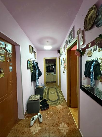 Apartament cu 3 camere semidecomandat, mobilat în Central