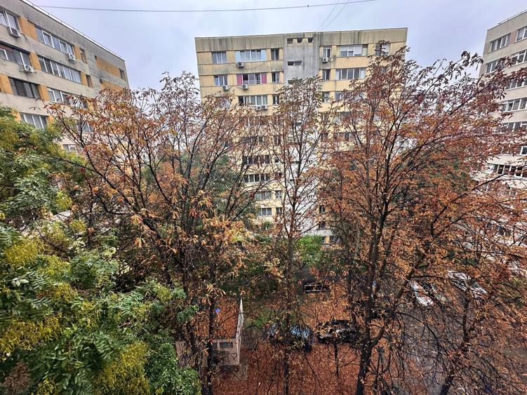 Apartament cu 3 camere semidecomandat în Lacul Tei