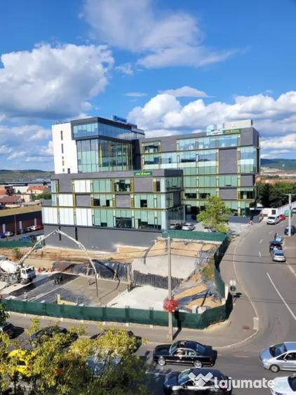 Apartament cu 3 camere semidecomandat în Tineretului