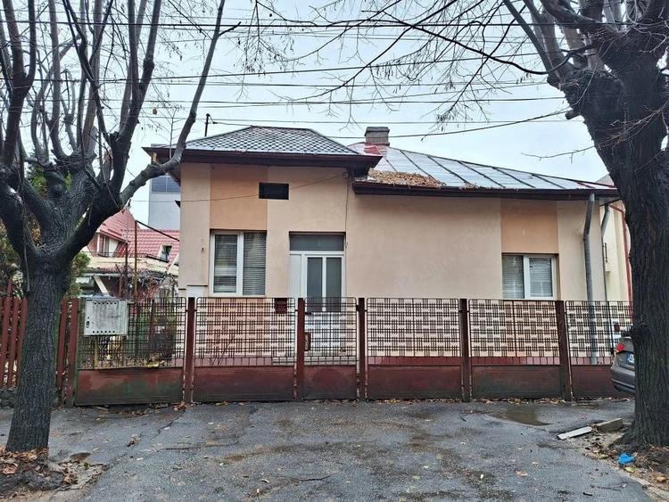 Casă cu 3 camere cu Teren 183 Mp în Central