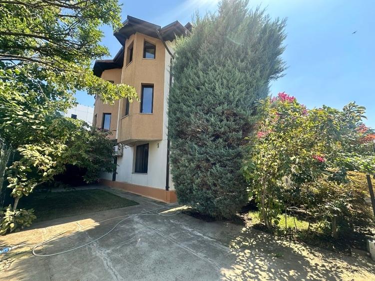 Duplex cu 7 camere cu Canalizare în Central