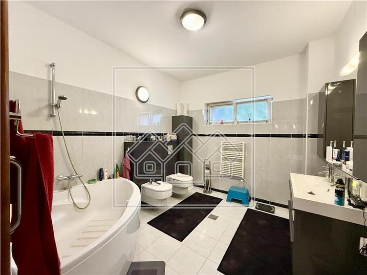 Casă individuală cu 8 camere cu Canalizare în Cisnădioara