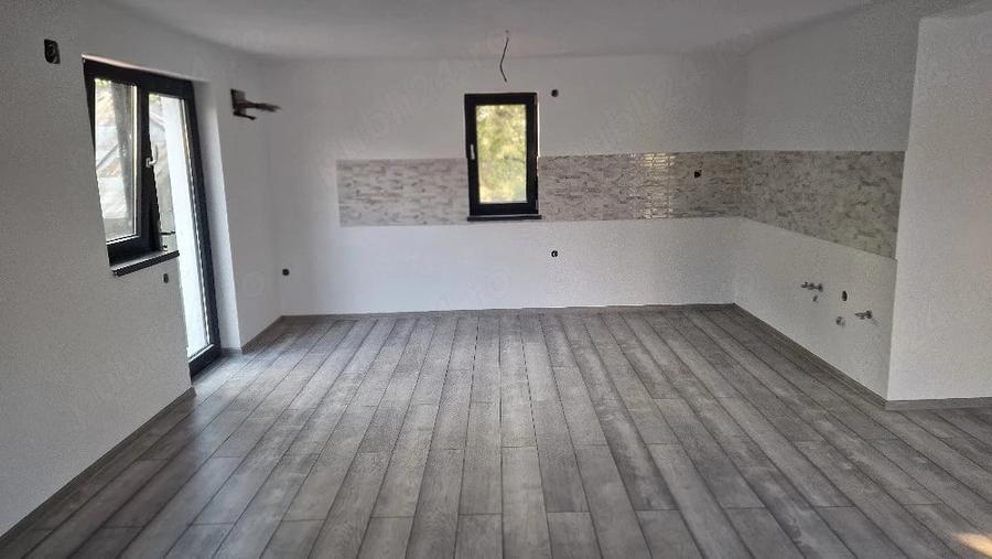 Casă cu 4 camere cu Teren 1800 Mp în Bârsoiu
