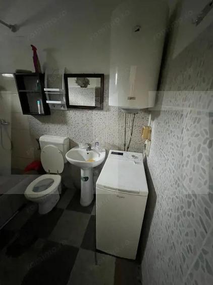 Casă cu 10 camere cu Teren 950 Mp în Fratelia
