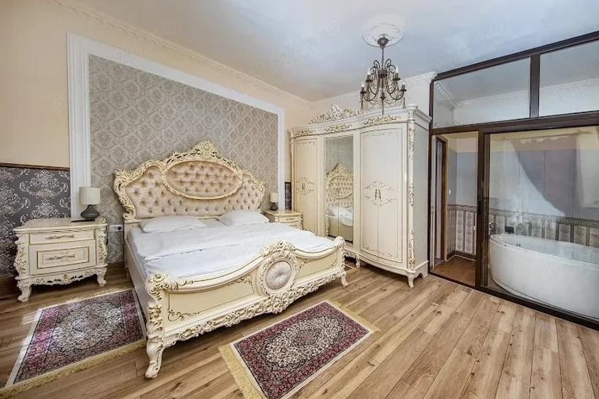 Spațiu comercial, de 300 mp, în Centrul Istoric