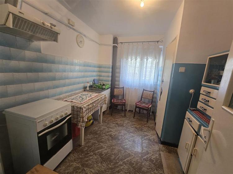 Apartament cu 3 camere semidecomandat în Central