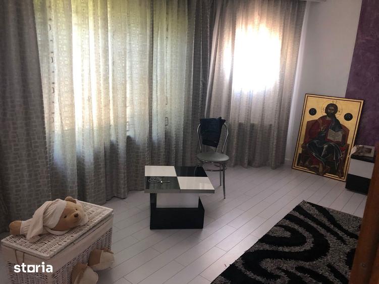 Casă cu 7 camere cu Teren 480 Mp în Apărătorii Patriei