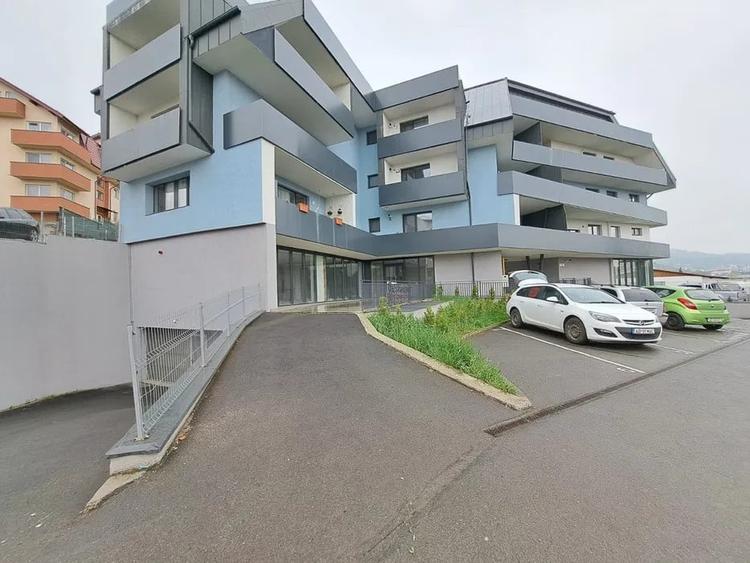 Spațiu comercial, de 296 mp, în Florești