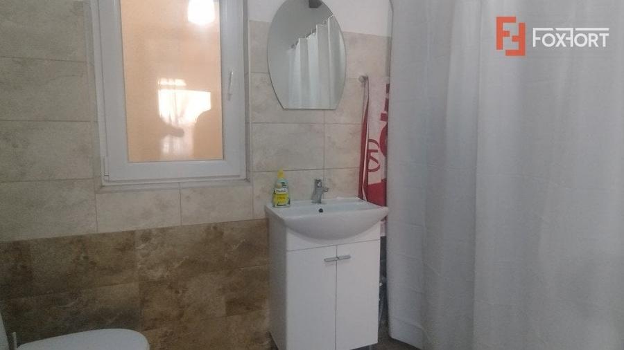 Casă individuală cu 7 camere cu Canalizare în Lipovei