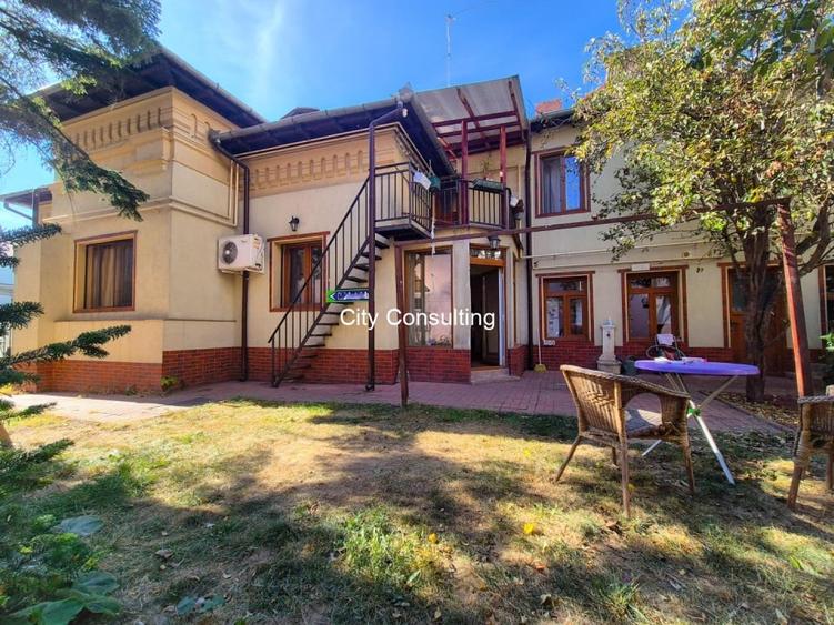 Casă individuală cu 8 camere cu Canalizare în Ultracentral
