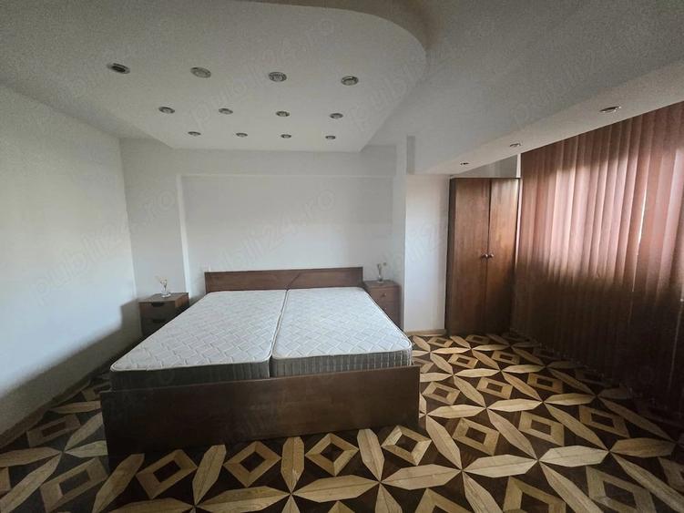 Apartament cu 3 camere semidecomandat în Decebal
