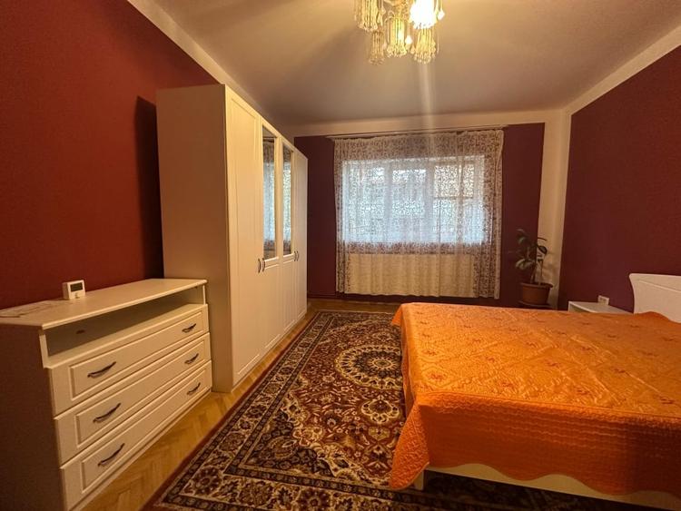Apartament cu 3 camere, mobilat în Florilor