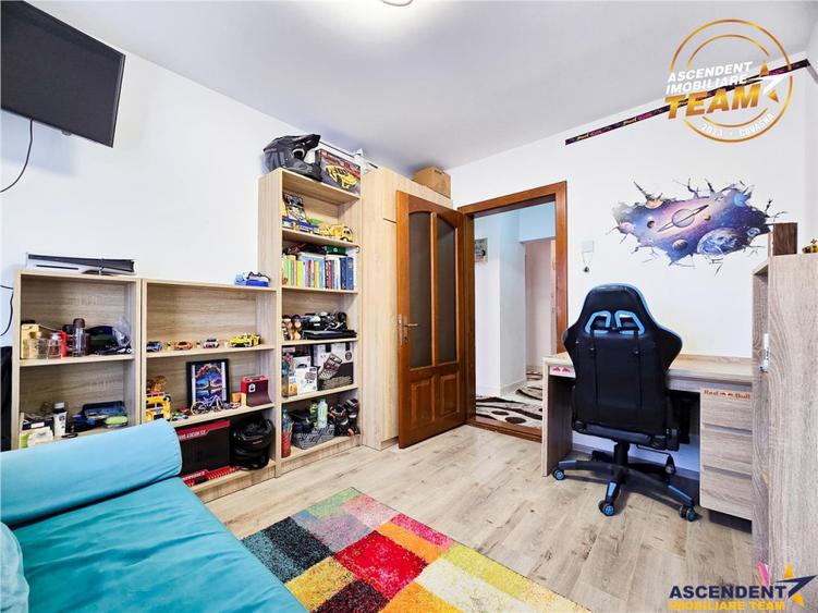 Apartament cu 4 camere decomandat, mobilat în Central