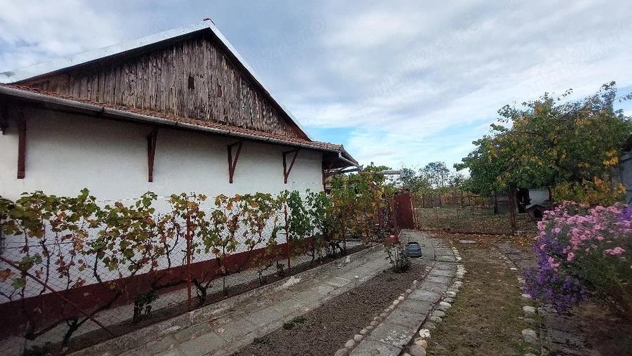 Casă cu 2 camere cu Teren 1292 Mp în Tormac