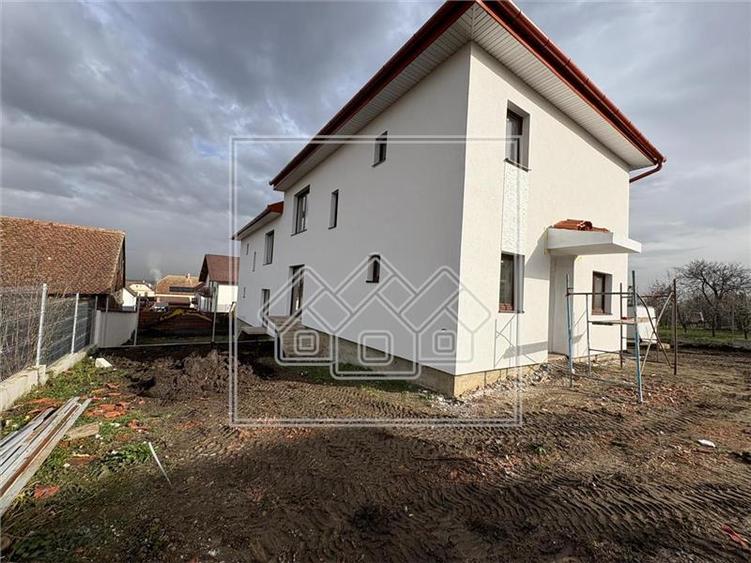 Duplex cu 4 camere cu Canalizare în Șura Mică