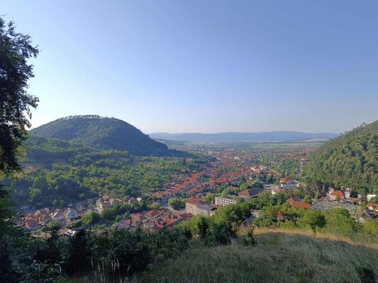 Apartament cu 3 camere decomandat în Suseni