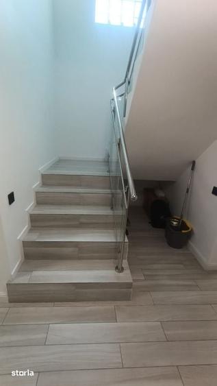 Casă cu 4 camere cu Teren 438 Mp în Romanești