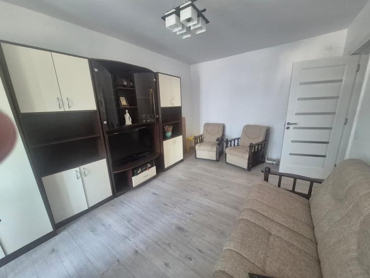 Apartament cu 3 camere decomandat, mobilat în Precista