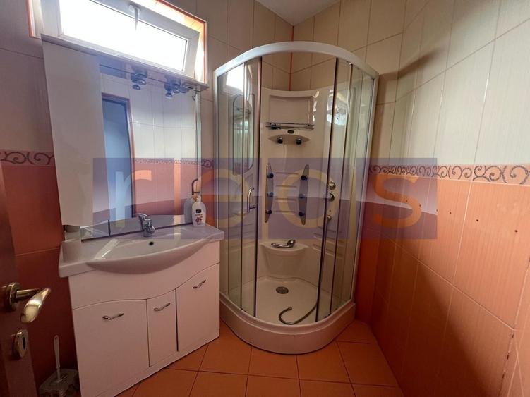 Casă individuală cu 8 camere cu Canalizare în Tineretului