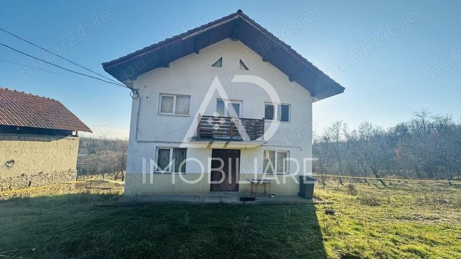 Casă cu 4 camere în Runcu