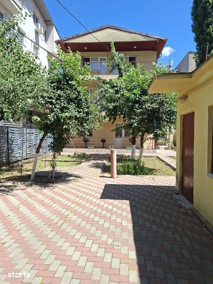 Casă cu 8 camere cu Teren 320 Mp în Militari