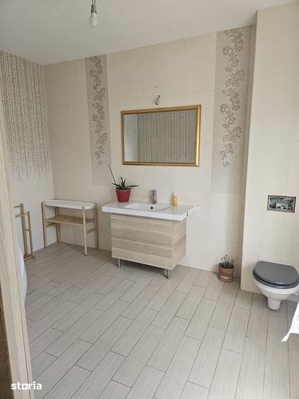 Casă cu 5 camere cu Teren 1160 Mp în Est